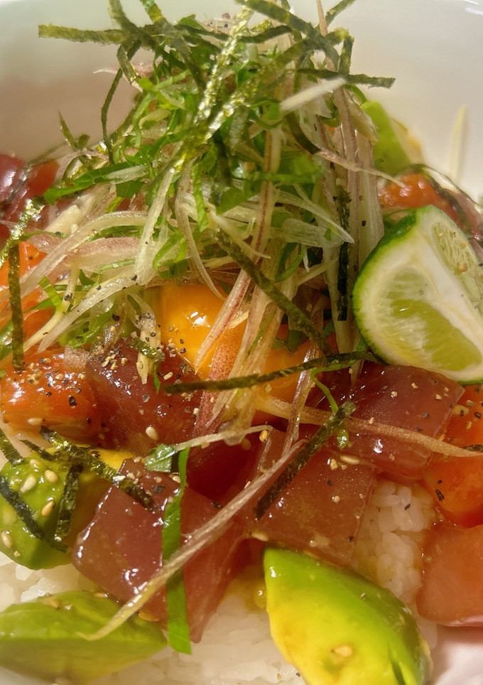 マグロとサーモンとアボカドの和風ポキ丼-レシピのメイン写真