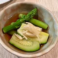รูปของ ズッキーニとアスパラの茹で浸し。