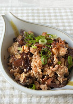 コリコリ旨辛♪生きくらげと挽肉の炒り豆腐-レシピのメイン写真