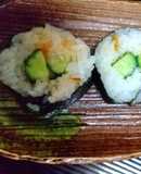 おにぎり海苔で巻き寿司を作ります。