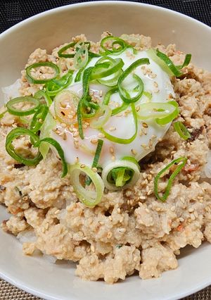 鶏つみれの簡単ヘルシー温玉そぼろ丼-レシピのメイン写真