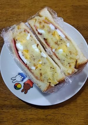 カリカリ黒胡椒ベーコン大人のポテサラサンドイッチ-レシピのメイン写真