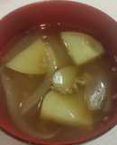 玉ねぎ・じゃがいも・ひき肉の醤油スープ
