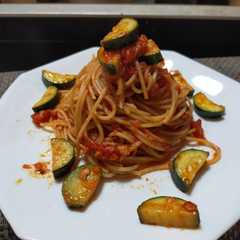 รูปของ ズッキーニとツナのトマトパスタ