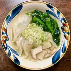 รูปของ 冷凍生餃子とエリンギとほうれん草のスープ