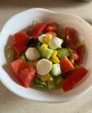 モッツァレラとカニカマ野菜たっぷりサラダ