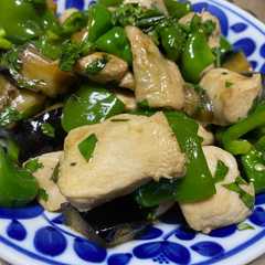 รูปของ 鶏胸肉と夏野菜のバジル炒め
