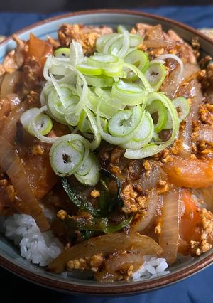 ニラ玉トマ豚丼-レシピのメイン写真