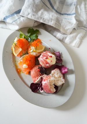 生ハムとスモークサーモン金ごま手まり寿司-レシピのメイン写真