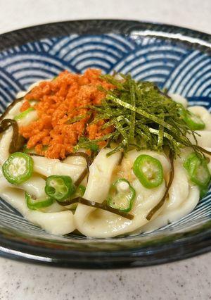 鮭フレークのせ♪塩昆布とオクラのクリーミーうどん-レシピのメイン写真