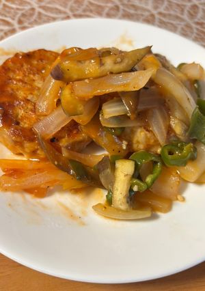 簡単！夏野菜で冷食ハンバーグを煮込んだ-レシピのメイン写真