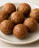 「タヒニデーツエナジーボール（Tahini Date Energy Balls）」は、火を使わずに作れるヘルシーなおやつの一種です