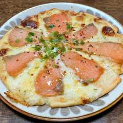 รูปของ 冷凍ピザとスモークサーモンでウマし