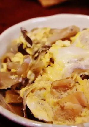 香りとうま味が最高☆舞茸と鶏肉の卵とじ-レシピのメイン写真