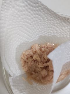 ペーパーでツナの油切り*冷蔵保存にも便利-レシピのメイン写真