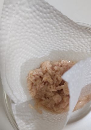 ペーパーでツナの油切り*冷蔵保存にも便利-レシピのメイン写真