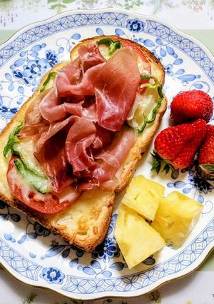 簡単ランチ！新玉ねぎ生ハムのピザトースト-レシピのメイン写真