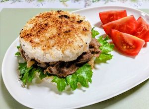 ランチ！牛肉レタス新玉ねぎライスバーガー-レシピのメイン写真