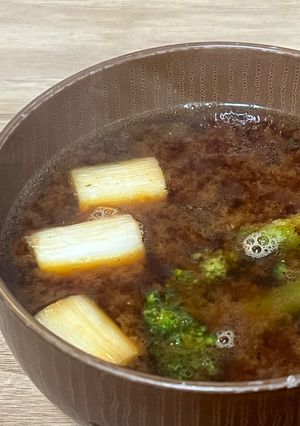 長ねぎとブロッコリーの赤味噌汁-レシピのメイン写真
