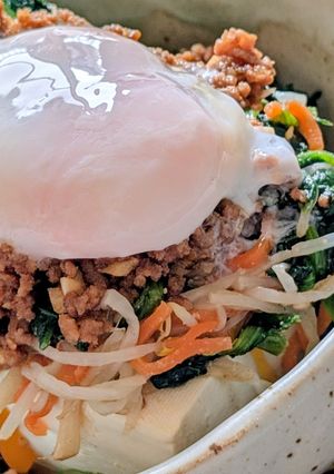 豆腐でヘルシーに☆温玉のせビビンバ丼-レシピのメイン写真