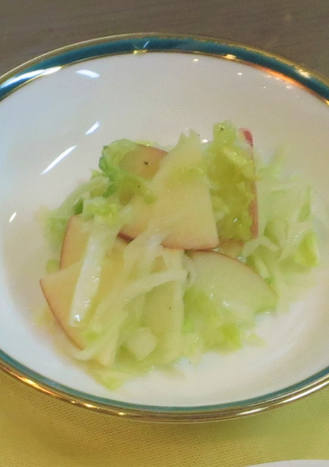 白菜とリンゴのサラダ（とまと記念館）-レシピのメイン写真