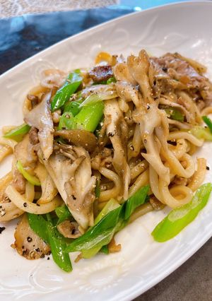 舞茸と豚肉のオイスターソース焼きうどん-レシピのメイン写真