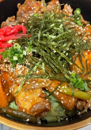 にんにくの芽と人参と豚肉のキムチ炒め＆厚揚げ丼😋-レシピのメイン写真
