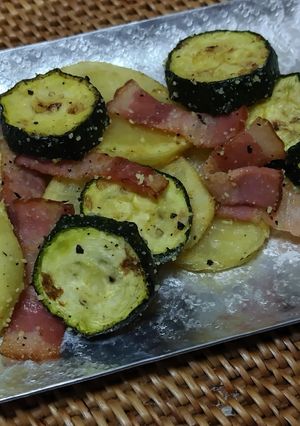 ズッキーニとじゃがいもの粉チーズ炒め-レシピのメイン写真