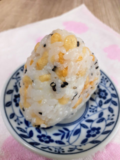 生姜入り♪揚げ玉とごま塩のおにぎり-レシピのメイン写真