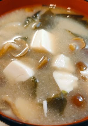 なめこと豆腐の玉ねぎわかめの味噌汁-レシピのメイン写真
