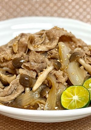 簡単夕飯肉料理。豚こま玉ねぎしめじの甘辛生姜炒め-レシピのメイン写真