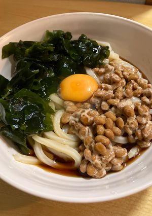 さっぱり💛納豆と卵とワカメ✨ぶっかけ釜玉うどん-レシピのメイン写真
