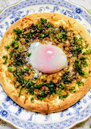 簡単ランチ!温泉卵と海苔の佃煮の納豆ピザ-レシピのメイン写真