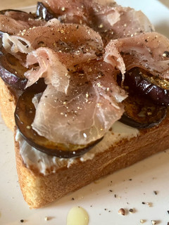 朝ごはんにナスのグリルと生ハムのトースト-レシピのメイン写真