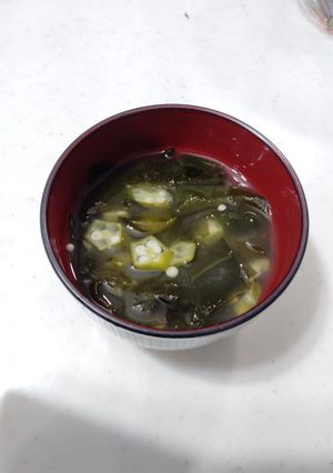 ワカメとオクラの梅味お吸い物-レシピのメイン写真