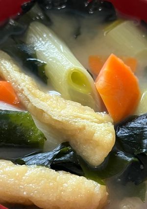 彩り豊かなお味噌汁（揚げネギ人参わかめ）-レシピのメイン写真