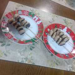 รูปของ パパっと鶏団子の蒸し焼きを竹串に通してつくねにも