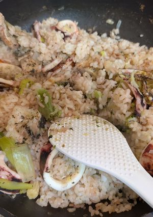 新鮮なイカと魚を使ったパエリア-レシピのメイン写真