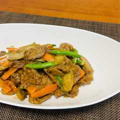 รูปของ 簡単！牛肉と根菜の味噌バター炒め