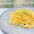 香ばし黒ごまとナッツのピリ辛和風パスタ