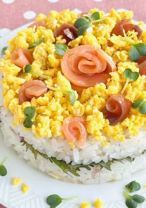 すし飯を袋で🦥サーモンのちらし寿司ケーキ-レシピのメイン写真