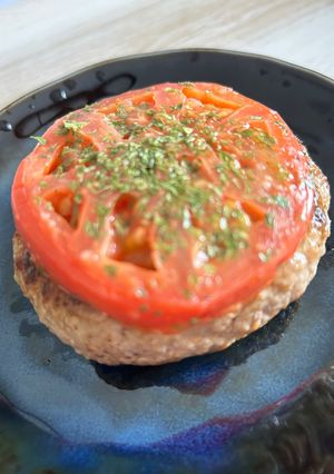 ハンバーグにトマトの輪切りをのせて-レシピのメイン写真