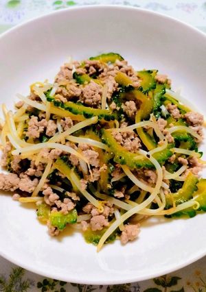 簡単夏の夕飯！ごうや料理もやし挽肉野菜炒め主菜-レシピのメイン写真