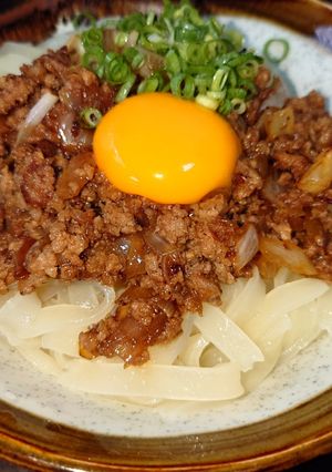すき焼き味のひき肉を絡めて食べるきしめん-レシピのメイン写真
