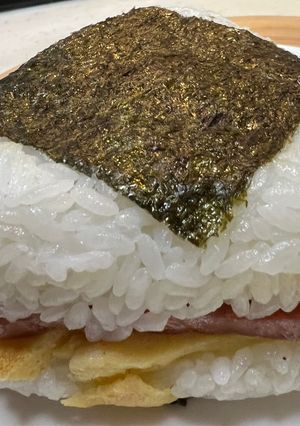 世界ごはん万博ポーク玉子ツナマヨおにぎり-レシピのメイン写真