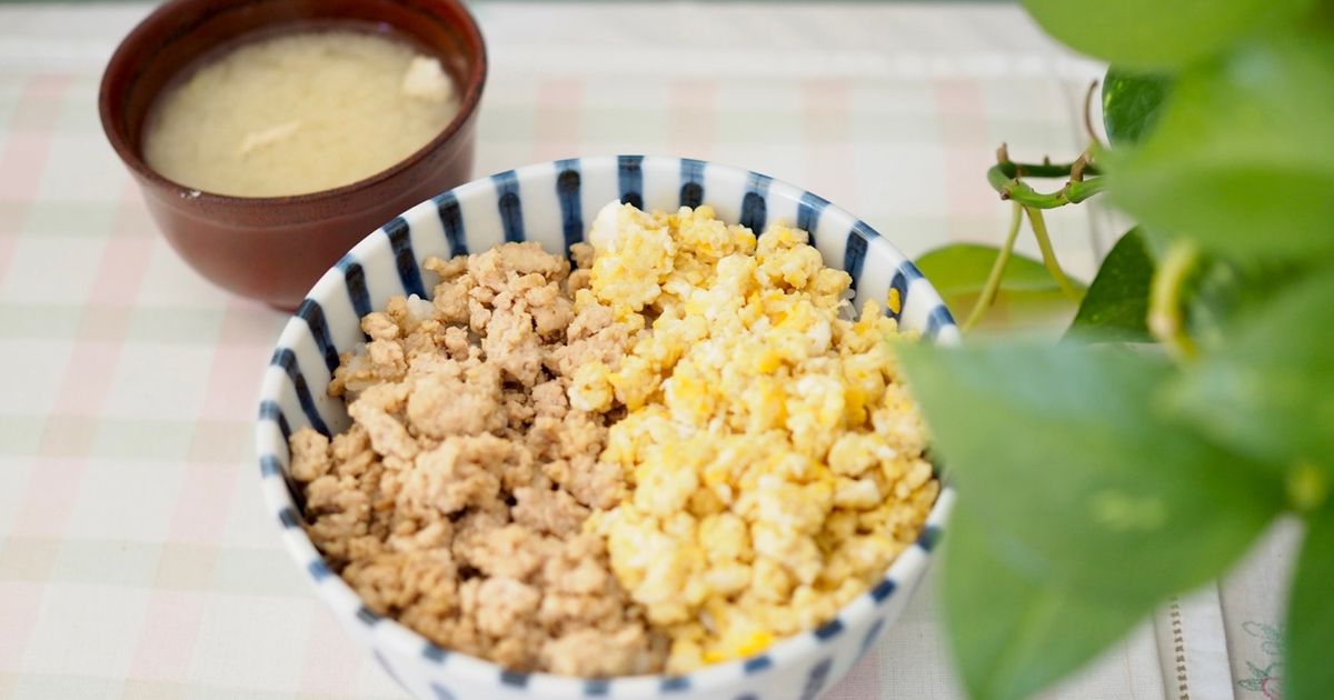 基本からアレンジまで!思わずつくりたくなる「鶏もも肉 そぼろ丼」のレシピ集 | クックパッド