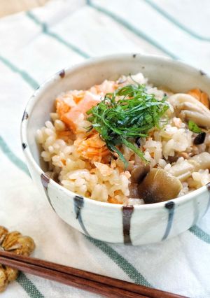 乗せて炊飯♩『鮭としめじの炊き込みご飯』-レシピのメイン写真