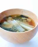 食感風味が良い【ウドとワカメのお味噌汁】