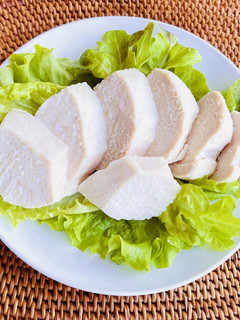 蒸し効果でふっくら レンジでサラダチキン-レシピのメイン写真