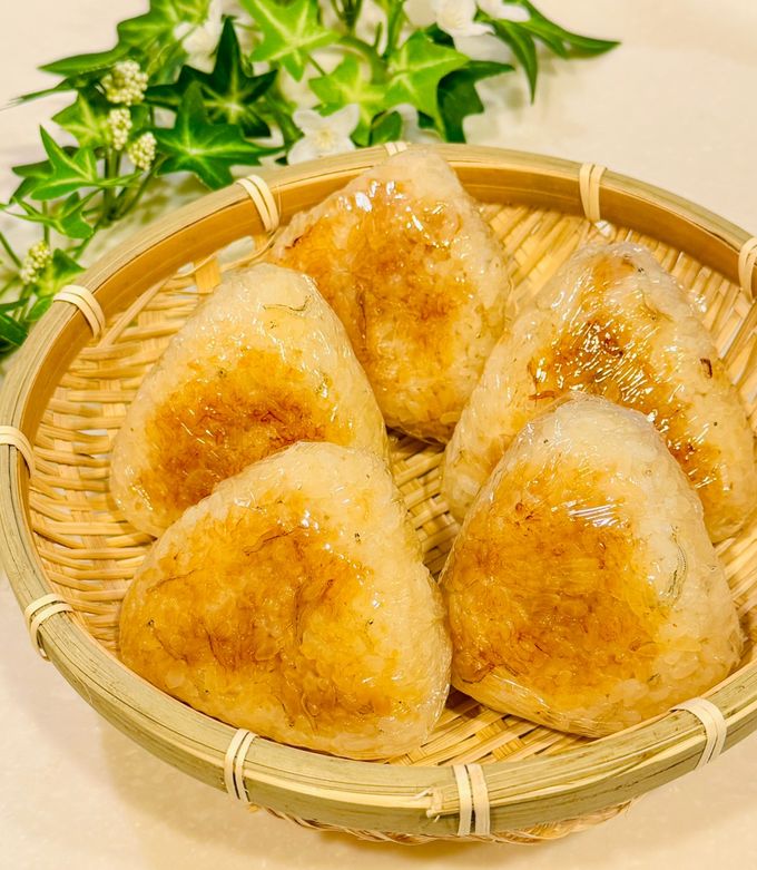 【冷凍保存】バター香る♡ちりめん醤油焼きおにぎり-レシピのメイン写真